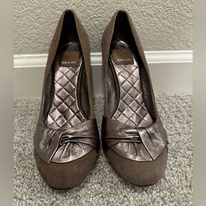 Suede high heels with bow design